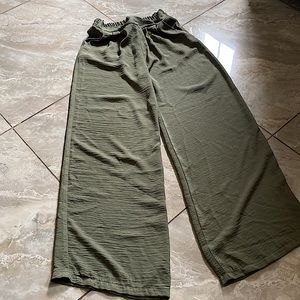 Beautiful flowy wide leg pants with pockets NWT